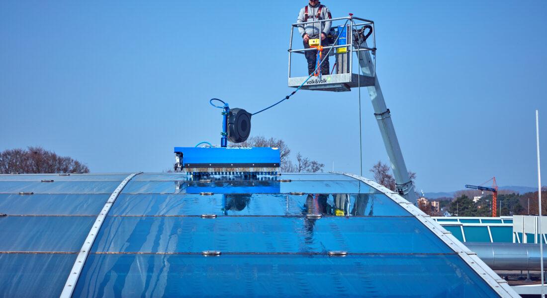 Reinigung Glasdach mit dem hyCleaner glassROBOT pro