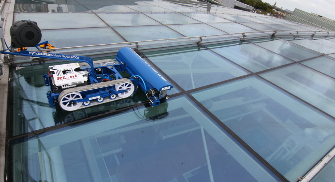 Glass Robot pro im Einsatz auf einem Dach bei der Reinigung