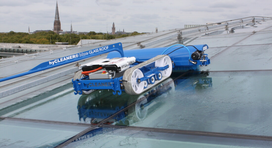 GLASS ROBOT PRO im Einsatz auf einem Glasdach