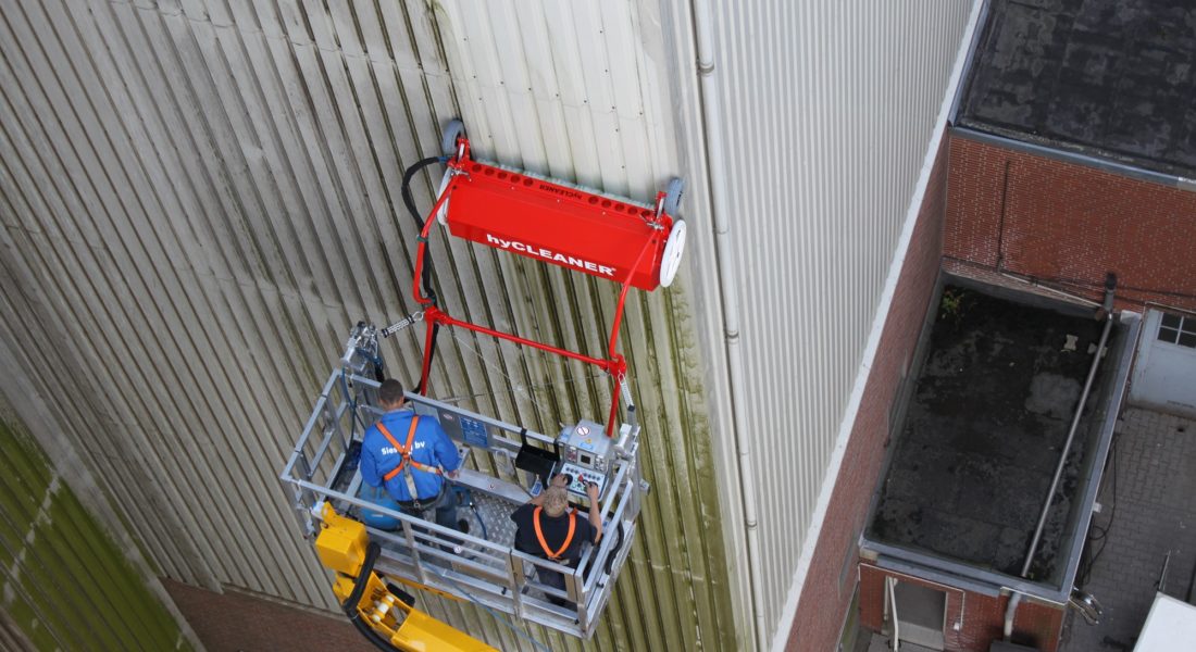hyCleaner Facade Brush bei der Arbeit