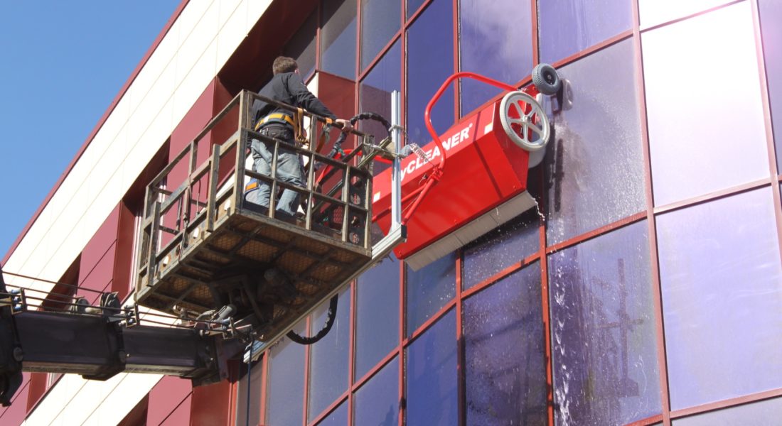 Fassade Reinigung mit dem hyCLEANER facadeBRUSH v-line