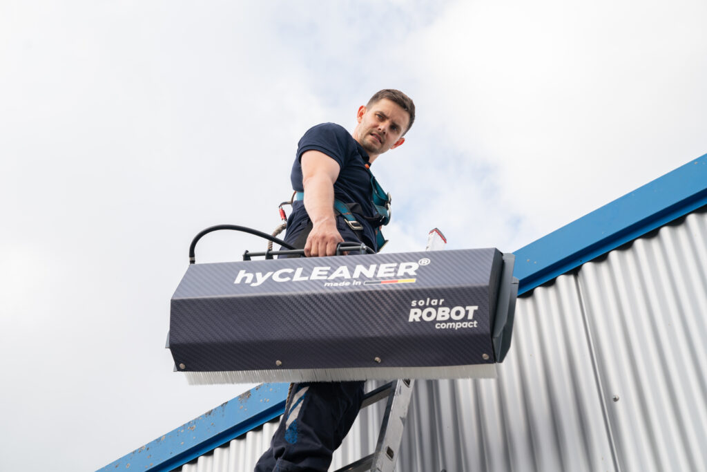 Cleaning Solar Panels: Key Safety Aspects at a Glance